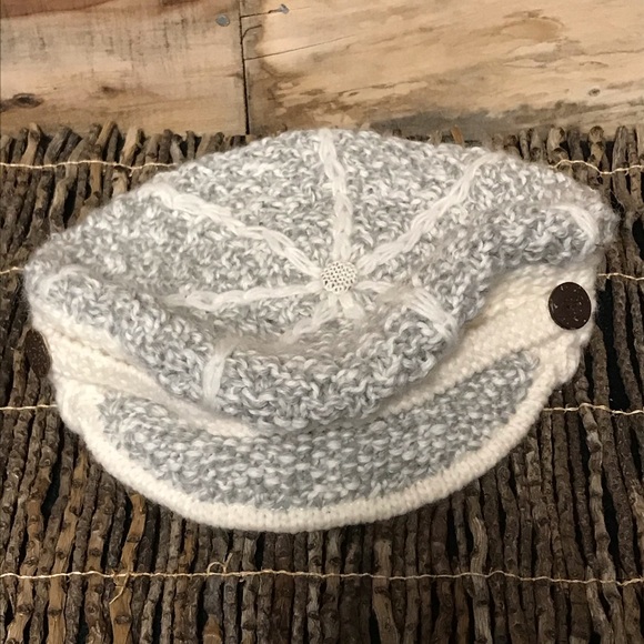 Accessories - Cream and gray knit women’s newsboy cap hat